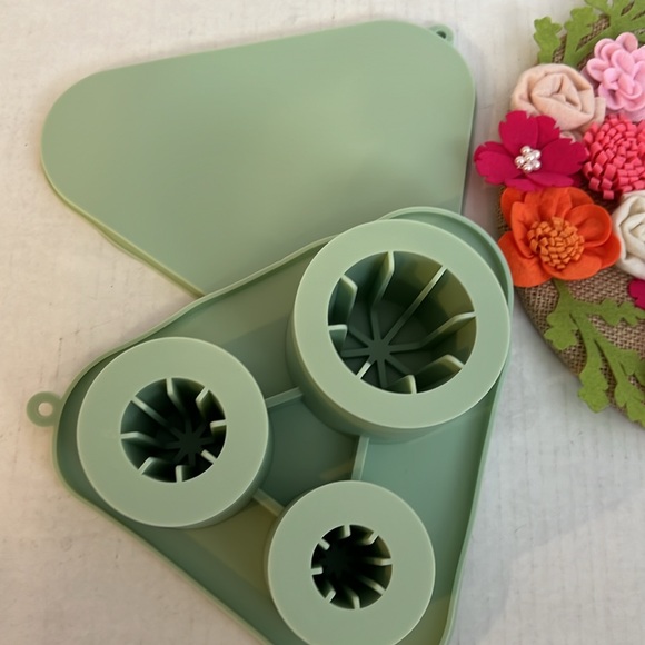 Ice Cube Tray Large Capacity Ice Lattice with Cover NEW!!! Pretty Green - Picture 7 of 11